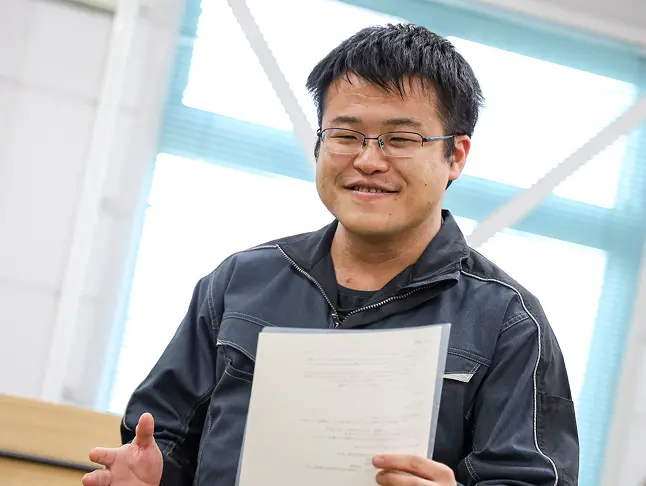 男性が書類を持ちながら説明している様子